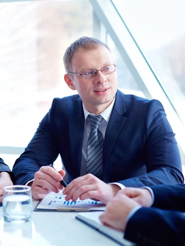B2B-Fachkraft in einem Verkaufsgespräch bei der Datenanalyse