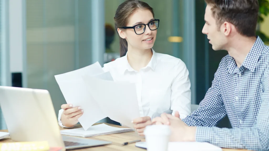 Zwei Personen im konzentrierten Gespraech ueber die Qualifizierung eines Leads